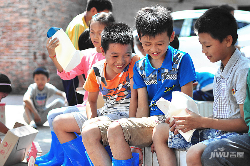 吉屋志愿者为江西于都21所学校送去了爱心雨鞋