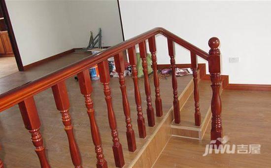 楼梯扶手选实木的好还是不锈钢的好？看完后悔装早了！